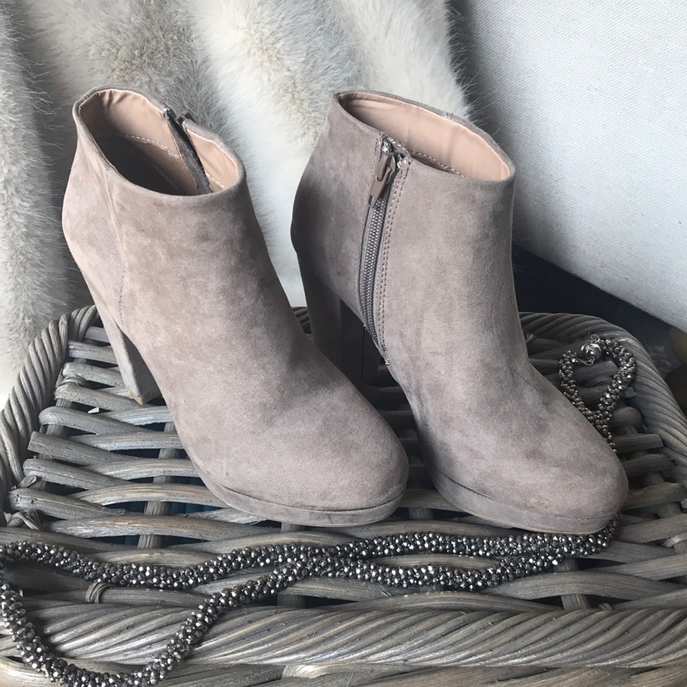 NWOT Suede Ankle Booties 😍